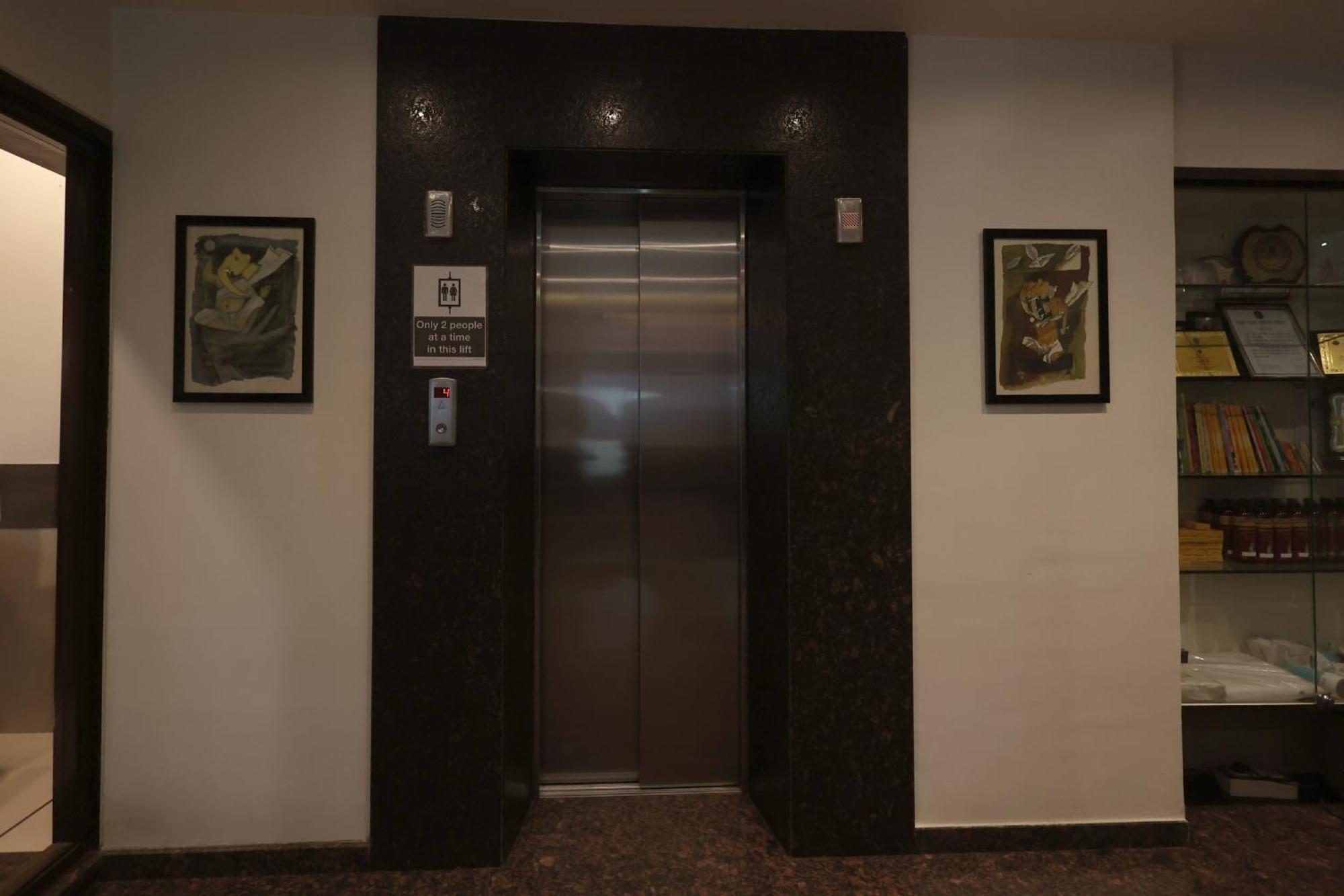 Hotel Vetro Inn Súrat Exteriér fotografie